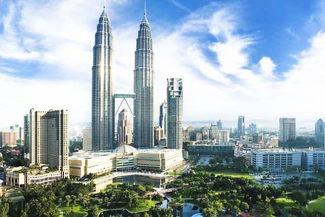 Tháp đôi Petronas (Petronas Twin Towers) - Malaysia