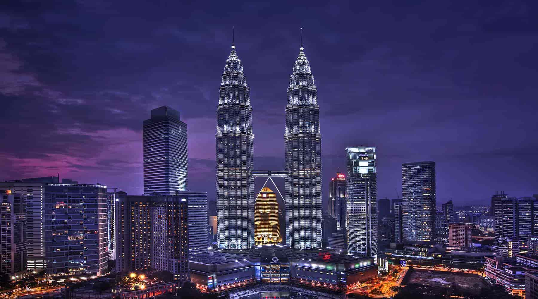Tháp đôi Petronas (Petronas Twin Towers) - Malaysia